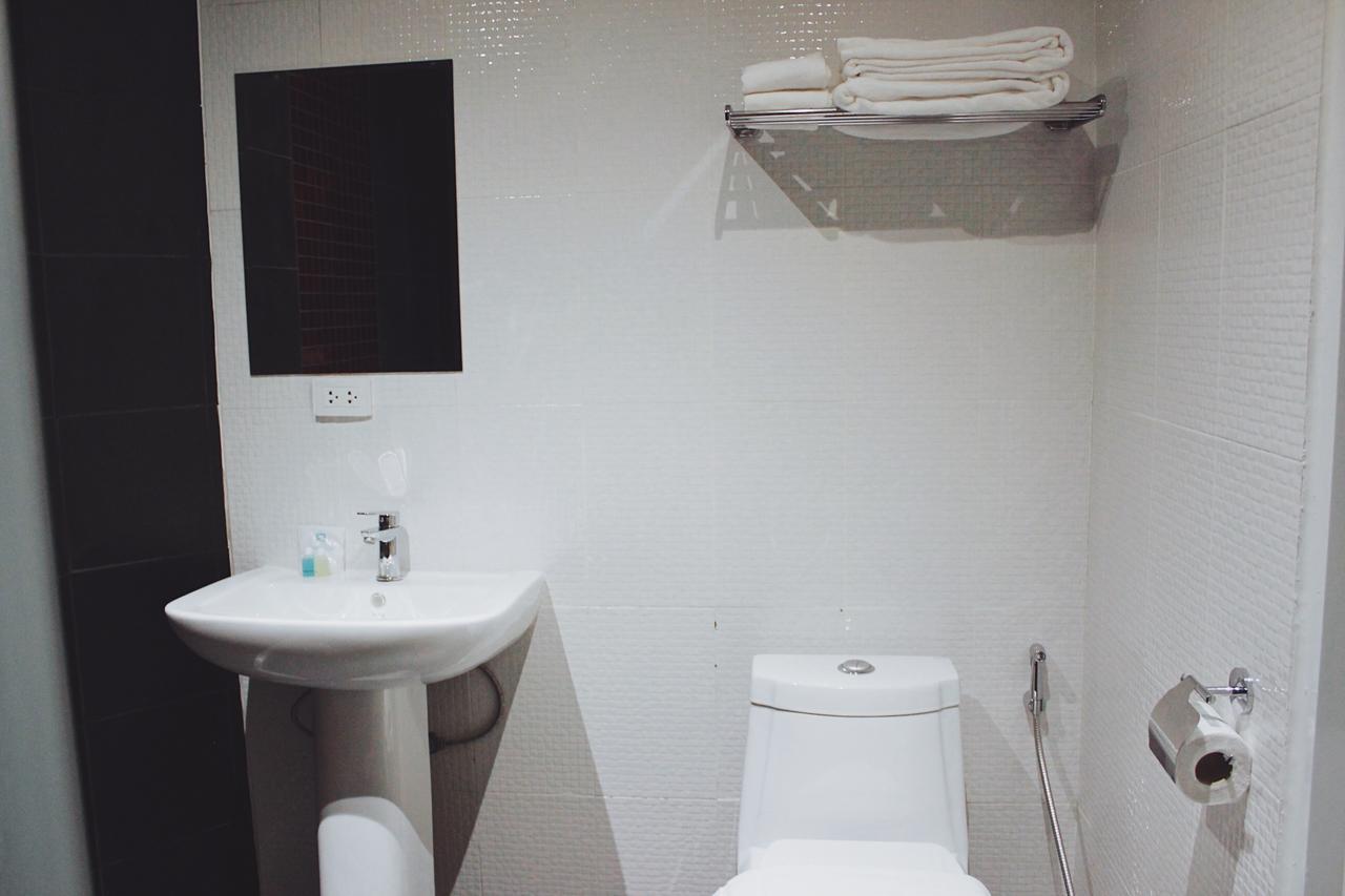 Henry'S Hotel & Gastropub Банкок Екстериор снимка